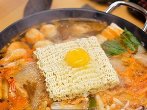 Sluurp! Hangatkan Badan dengan Budae Jjigae Enak di 5 Tempat Ini