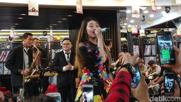 Penampilan Via Vallen saat Manggung di Pembukaan Toko Kain
