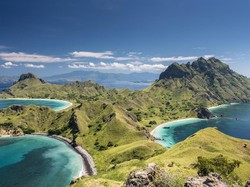 Pesona Pulau Padar Bikin Turis Jepang Terpukau