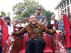 Menteri Jonan Jajal Becak Listrik Karya UGM