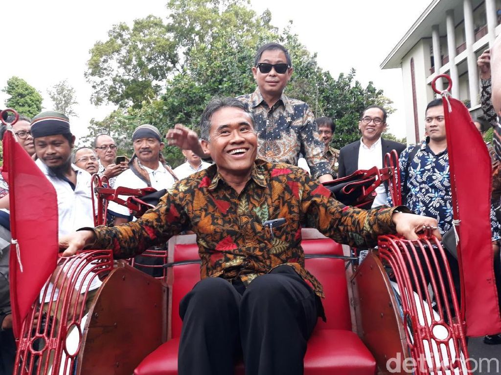 Menteri Jonan Jajal Becak Listrik Karya UGM Menteri Jonan Jajal Becak Listrik Karya UGM
