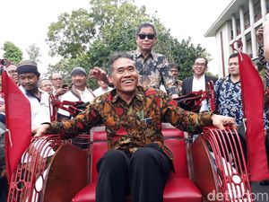 Menteri Jonan Jajal Becak Listrik Karya UGM Menteri Jonan Jajal Becak Listrik Karya UGM