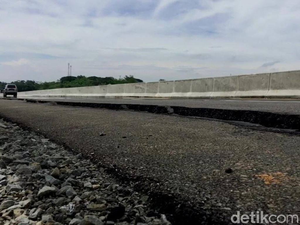 Tol Pemalang-Batang KM 321 Retak, Pondasi Penahan Jalan Longsor Tol Pemalang-Batang KM 321 Retak, Pondasi Penahan Jalan Longsor