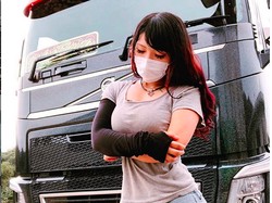 Amboi, Sopir Truk Paling Cantik di Jepang