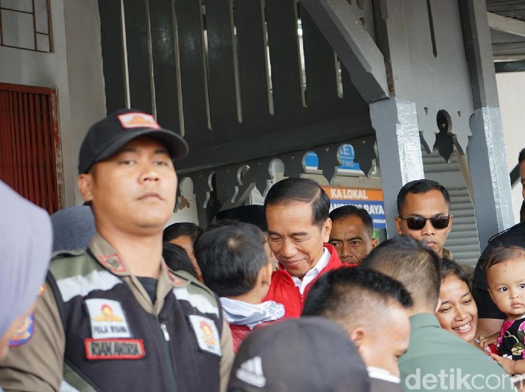 Lihat Jokowi di Stasiun Rancaekek, Warga Langsung Rebutan Selfie