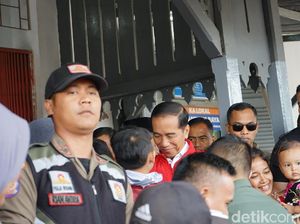 Lihat Jokowi di Stasiun Rancaekek, Warga Langsung Rebutan Selfie Lihat Jokowi di Stasiun Rancaekek, Warga Langsung Rebutan Selfie