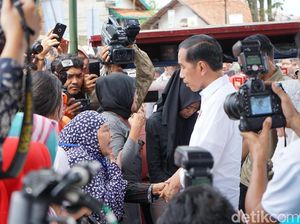 Sambil Menangis, Nenek Dedeh Curhat soal Sakit dan Listrik ke Jokowi