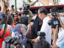 Sambil Menangis, Nenek Dedeh Curhat soal Sakit dan Listrik ke Jokowi