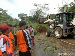 Longsor di Jalur Magelang-Purworejo Mulai Dibersihkan Pakai Alat Berat