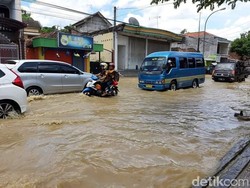Diterjang Banjir, Jalan Raya Blega Bangkalan Macet Dua Arah