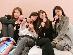 Hati-hati Terpesona! Ini Aksi 4 Member Blackpink Saat Kulineran dan Masak