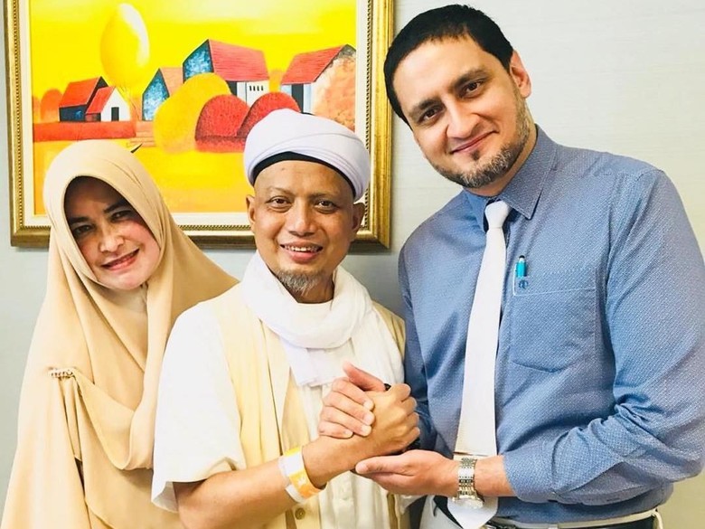 Keluarga Bagikan Momen Ustaz Arifin Ilham Pulang dari RS Keluarga Bagikan Momen Ustaz Arifin Ilham Pulang dari RS