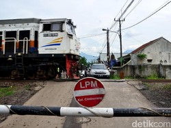 Duh, Leher Pembonceng Motor Ini Tersangkut Palang Kereta Api