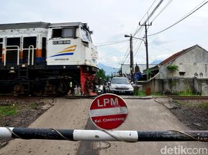 Duh, Leher Pembonceng Motor Ini Tersangkut Palang Kereta Api Duh, Leher Pembonceng Motor Ini Tersangkut Palang Kereta Api