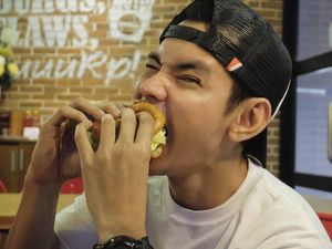 Pose Keren Aditya Suryo, Adik Chand Kelvin yang Hobi Makan Burger