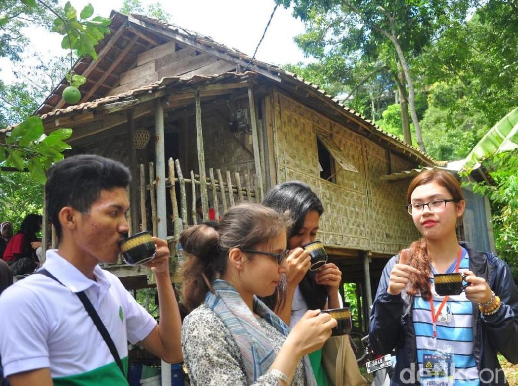 22 Mahasiswa Asing Belajar Olah Kopi Khas Muria di Kebun Kopi 22 Mahasiswa Asing Belajar Olah Kopi Khas Muria di Kebun Kopi