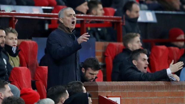 Mourinho lebih senang berada di barisan depan bangku cadangan.