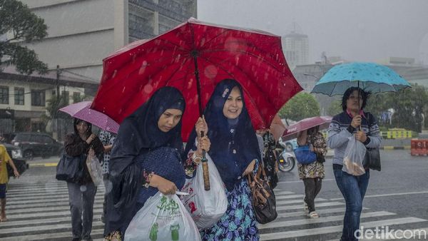 Perjuangan Menembus Hujan Deras di Thamrin