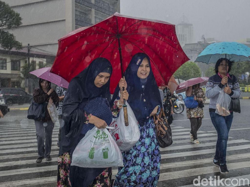 Perjuangan Menembus Hujan Deras di Thamrin Perjuangan Menembus Hujan Deras di Thamrin