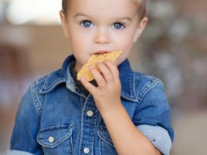 Gaya Kulineran Model Cilik Ganteng hingga 10 Years Challenge Versi Makanan