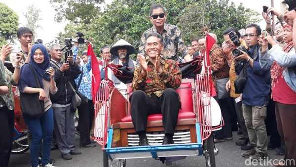 Berkacamata Hitam dan Batik, Jonan Jajal Becak Listrik