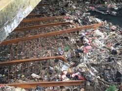 Dear Kang Emil, Jaring Sampah di Kali Perbatasan Bekasi Jebol!