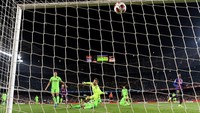 Hanya semenit kemudian, gawang Levante kembali dibobol Dembele sehingga Barca unggul 2-0. Dembele memaksimalkan operan Messi untuk mencetak gol keduanya di pertandingan ini. Foto: David Ramos/Getty Images