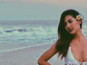 Foto: Maria Selena dan Pesona Pantai Cantik Indonesia