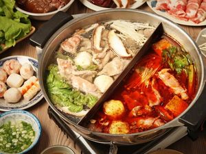 Waduh! Di Jalanan Ramai, Pria Ini Masak Hot Pot di Atas Kap Mobil