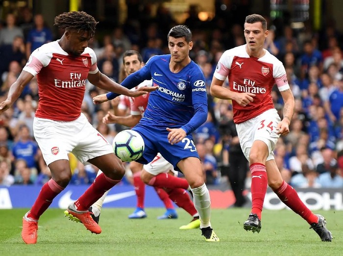 LONDON, ENGLAND - AUGUST 18:  Alvaro Morata of Chelsea is pressured by Alex Iwobi and Granit Xhaka of Arsenal during the Premier League match between Chelsea FC and Arsenal FC at Stamford Bridge on August 18, 2018 in London, United Kingdom.  (Photo by Mike Hewitt/Getty Images)