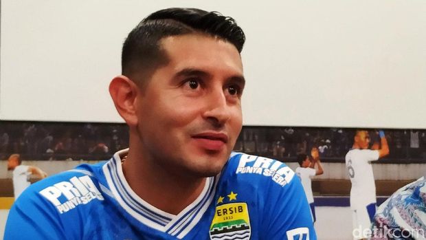 Esteban Vizcarra resmi bergabung dengan Persib Bandung. Pesepakbola berusia 32 tahun itu mengenakan jersey bernomor punggung 7.