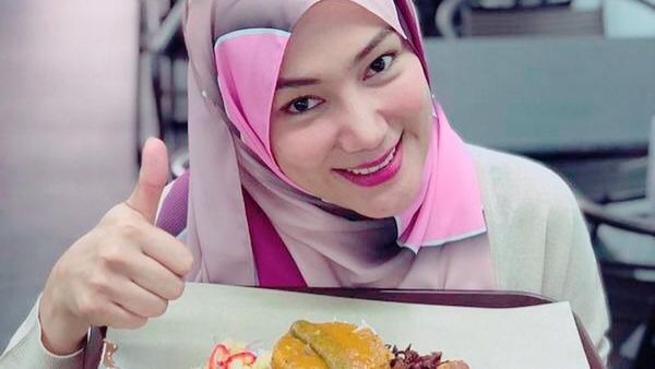 Eksis di Instagram, Ini Momen Kulineran Seru ala Erra Fazira