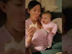 Duh, Lucunya! Bayi Ini Coba Curi Burrito yang Dimakan Sang Ibu