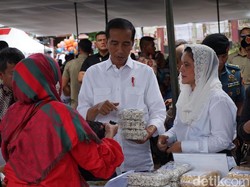 Jokowi-Iriana Beli Tas dan Berondong Jagung Ibu-ibu Garut