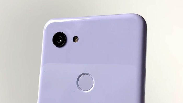 Penampakan Google Pixel 3 Lite. (Foto: Andro News via The Verge)