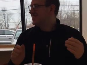 Keren! Barista Ini Menari di Restoran untuk Hibur Penyandang Disabilitas