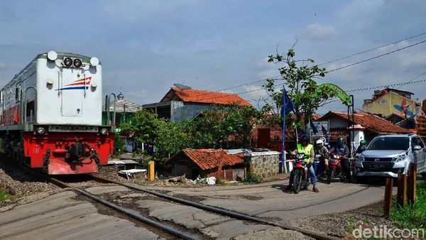 Hati-hati! Ada Jalur Perlintasan KA Tak Berpalang di Bandung