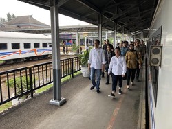 Kemeja Putih-Jins Biru, Gaya Kompak Jokowi dan Iriana Kunjungi Garut