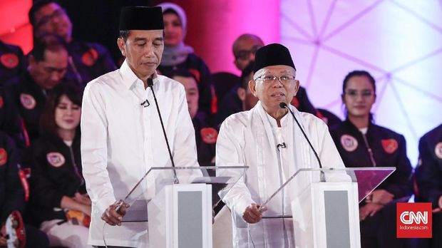 Jokowi melihat catatan saat debat perdana Pilpres 2019.