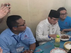 Makan Sate yang Pernah Disantap Jokowi, Sandi: Semoga Dapat Rezekinya