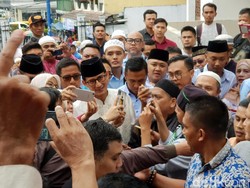 Tiba di Masjid Agung Sukabumi, Sandiaga Disambut Selfie Warga