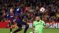 Winger Prancis itu membuka keunggulan Barcelona di menit ke-30. Proses gol terjadi dengan cara yang aneh, karena bola justru terlepas dari kaki bek lawan kemudian mengenai Dembele sebelum bergulir melewati penjagaan kiper Levante Aitor Fernandez. Foto: Getty Images