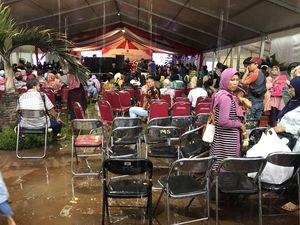 Jokowi Bagikan Sertifikat Tanah ke Warga Garut di Lokasi Tergenang Air