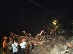 Alat Berat Diterjunkan untuk Angkat Material Banjir Bandang di Mojokerto