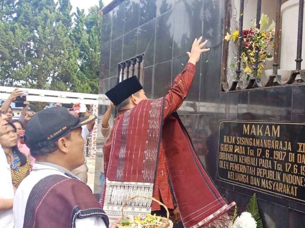 Ke Samosir, Adik Prabowo Ziarah ke Makam Pahlawan Sisingamangaraja Ke Samosir, Adik Prabowo Ziarah ke Makam Pahlawan Sisingamangaraja