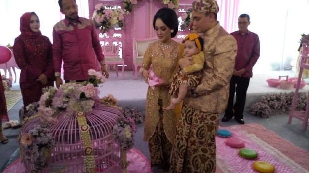 Tradisi Tedak Siten, Cucu Bupati Ponorogo Pilih Uang