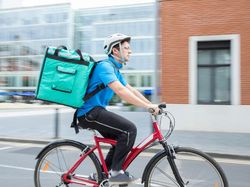 Waduh! Pengantar Makanan Ini Curi Sepatu Pembeli Saat Antar Pesanan