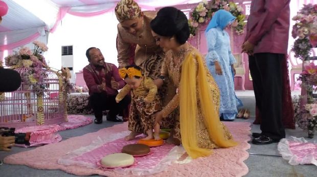 Tradisi Tedak Siten, Cucu Bupati Ponorogo Pilih Uang
