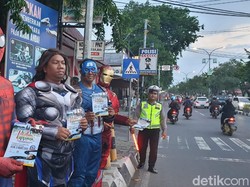 Tokoh Avengers Turun ke Jalanan Kota Gresik, Ada Apa?