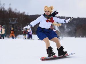 Aksi Sailor Moon Hingga Naruto Berlomba di Kontes Ski Jepang